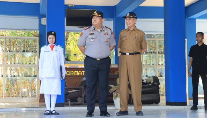 Pimpin Upacara di SMAN 1 Tuban, Kapolresta Tekankan Pemuliaan Guru dan Edukasi Bahaya Narkoba