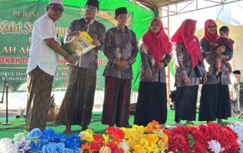 Dukung Pendidikan Keagamaan, Anggota DPRD Bojonegoro Amin Thohari Santuni Santri Yatim dan Guru TPQ di Babad Kedungadem
