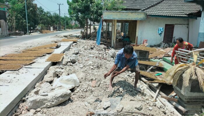 Pagar Roboh Kena Proyek U-Ditch, Warga Sidomukti Kepohbaru Bojonegoro Tuntut Ganti Rugi
