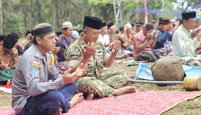 Ikhtiar Minta Hujan, Warga Ngulungkulon Trenggalek Gelar Salat Istisqa Diikuti Sinergi TNI-Polri